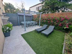 La Villa Castel - Haut de villa - parkings- 3 chambres - 8 couchages - jardin - barbecue