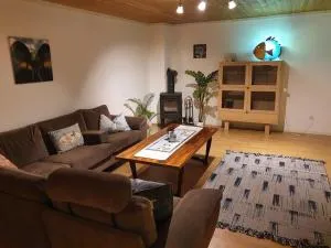 Kellergeschosswohnung mit Aussicht und Terasse - Bratteli