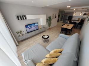 Modern 3BD Apartment with Spacious Balcony & Outside Furniture - Marsalforn Bay