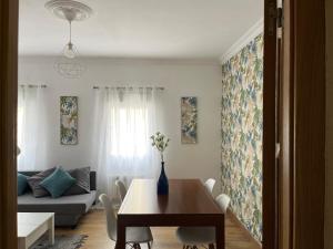 Bajo al lado del Ayuntamiento