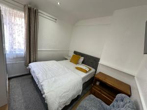Double Room With Free WiFi Keedonwood Road