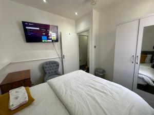Double Room With Free WiFi Keedonwood Road