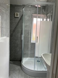 Double Room With Free WiFi Keedonwood Road