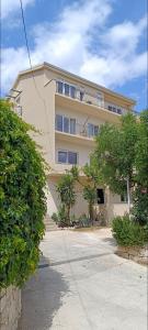 Black and White Apartment - 2 bedrooms, walk to the beach 
