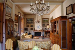Villa Lilly, with private Garden and Parking, 800 mt to Lucca City center