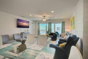 Sunset Dreams 304 Modern Madeira Beach Condo Heated Pool & Walk to Beach