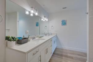 Sunset Dreams 304 Modern Madeira Beach Condo Heated Pool & Walk to Beach