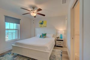 Sunset Dreams 304 Modern Madeira Beach Condo Heated Pool & Walk to Beach
