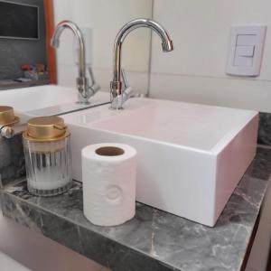 Quarto 4 econômico duplo próximo do aeroporto com ar condicionado e wifi grátis