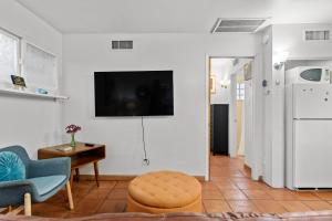 Sunlit Palm Cottage in Uptown Phoenix