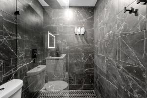 Warm Heights 2BR with Pool & Free Parking