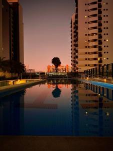 Localização privilegiada e quarto espaçoso no Hotel Athos Bulcão