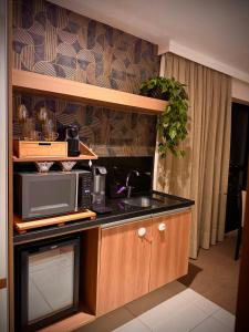 Localização privilegiada e quarto espaçoso no Hotel Athos Bulcão