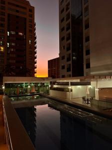 Localização privilegiada e quarto espaçoso no Hotel Athos Bulcão