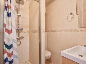 Maisons de vacances Maison familiale 8p avec jardin clos et acces plage a 650m - FR-1-788-17 : photos des chambres