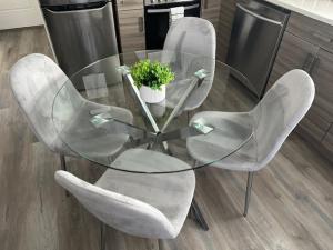 Bright and cozy modern home in Vancouver - central to YVR-Downtown - Free Private Parking