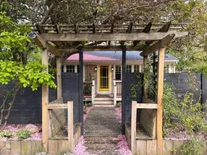 Charming Cottage - Lobsterville