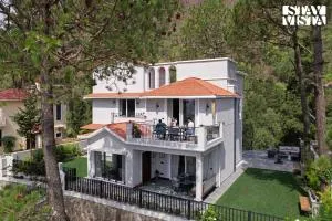 StayVista at Kaira with Music Speaker & Heater - Bhowāli