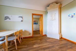 Just Renovated Stories Apartment Free parking