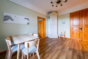 Just Renovated Stories Apartment Free parking