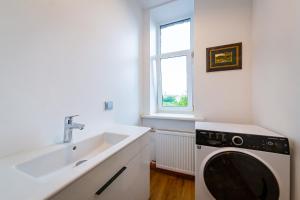 Just Renovated Stories Apartment Free parking