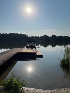 Domek nad jeziorem z prywatnym pomostem, Mazury, Domek Fruzia
