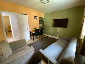 Bright Three Bedroom Home with Free Parking and WiFi