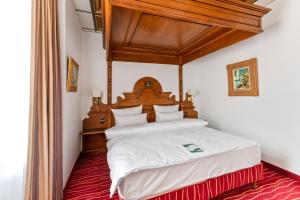 Suite room in King's Hotel First Class
