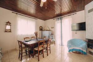 Captains Spacious House Near The Beach - Happy Rentals