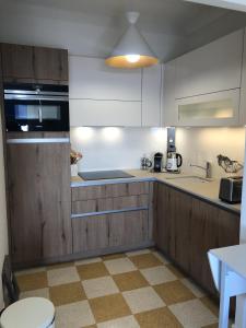 Neptune 5, top floor studio, sea view