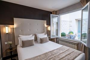 Double Room with Patio room in Hotel de la Paix Tour Eiffel