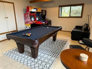 Elevated 3BR, ocean views, pool table, Pirates Bay