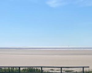 Beachside Holiday Retreat - Sleeps 6 & Parking