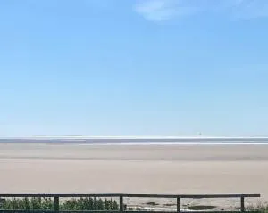 Beachside Holiday Retreat - Sleeps 6 & Parking - Middleton