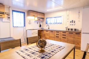 Marský Vlk - zážitkový houseboat a wellness