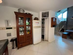 Linda casa na Lagoinha a 150m da praia, 4 suítes, 16 hóspedes com roupa de cama, condomínio Salga