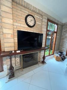 Linda casa na Lagoinha a 150m da praia, 4 suítes, 16 hóspedes com roupa de cama, condomínio Salga