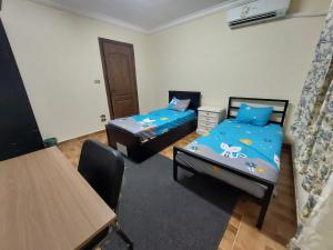 Cairo Nasr City - 15minutes from Airport - private single room with shared bathroom - غرفة مفردة خاصة مع حمام مشترك - chambre simple privée avec salle de bain partagée - одноместный отдельный номер ?
