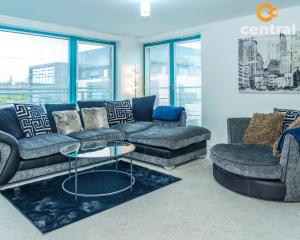 City Quay by CENTRAL SERVICED APARTMENTS - 2 Bedroom - City Quay Views - Walkthe City Centre - Smart TVs inRooms - We are your Short Term Stay Specialists in Dundee - Get in touch to book your stay - CENTRAL SHORT LETS Dundee