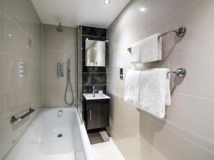 Premium Room with Two Single Beds room in Holiday Inn London Kensington High St. an IHG Hotel