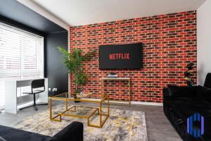 Haven Noir by CEFAS - Pool Table - City & Man Utd - Maisons de vacances, Manchester