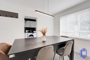 Haven Noir by CEFAS - Pool Table - City & Man Utd