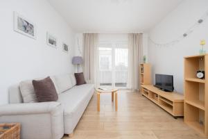 Słoneczny Apartament z Parkingiem by Noclegi Renters