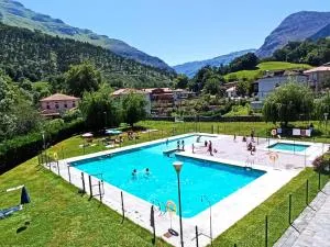 Casa Rugama Chalet con piscina de temporada en el corazón de Cantabria - El Avellanal