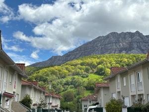 Casa Rugama Chalet con piscina de temporada en el corazón de Cantabria