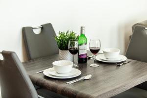 Pluxa Opal - Room darkening blinds & Free Parking