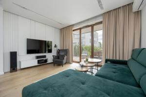 Spacious Family Apartment with Garden & Parking by Noclegi Renters