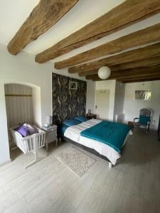 Le doux refuge bercéen au calme de sa campagne près circuit Mans Sud, grand lit avec berceau et possibilité lit pliant en rajout