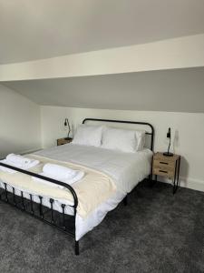 The Eaves - Victorian second floor, open plan apartment