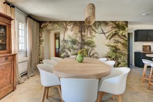 Bastide des Sarrières à -d1 km de Lourmarin - Piscine chauffée, cuisine dété, pool house, sauna